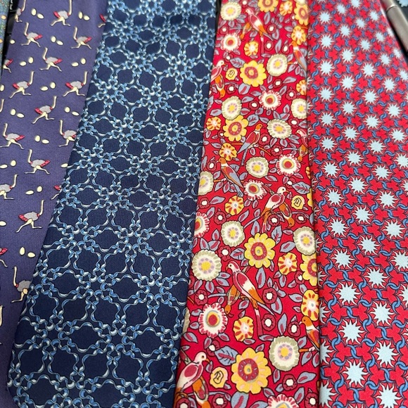 Eight gorgeous Hermes ties for sale. - Picture 3 of 5